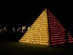 Pyramide aus Lichtern