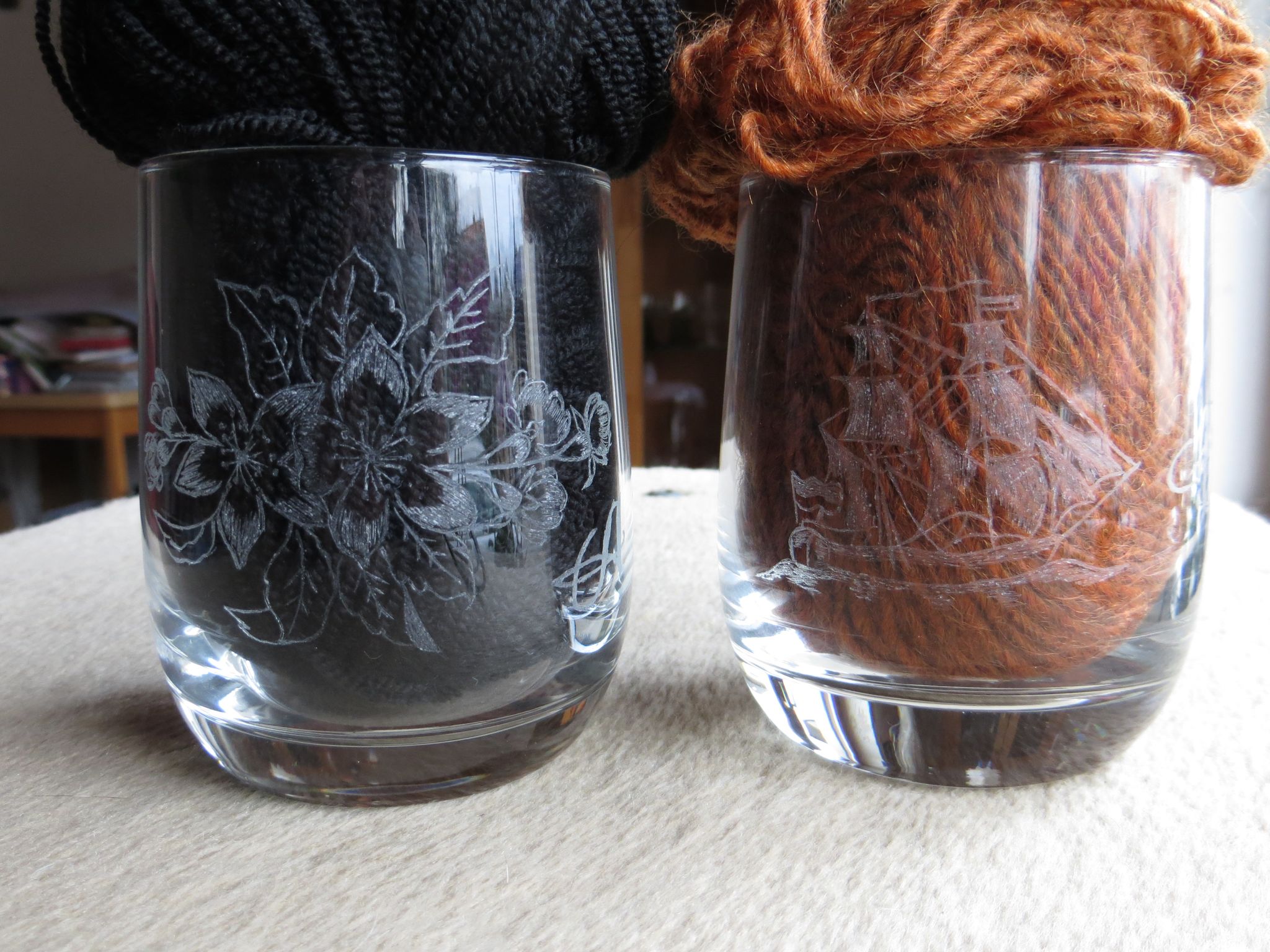 Geritztes Glas mit Blume und Schiff
